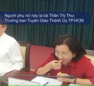 Bà Thân Thị Thư ăn mít-320